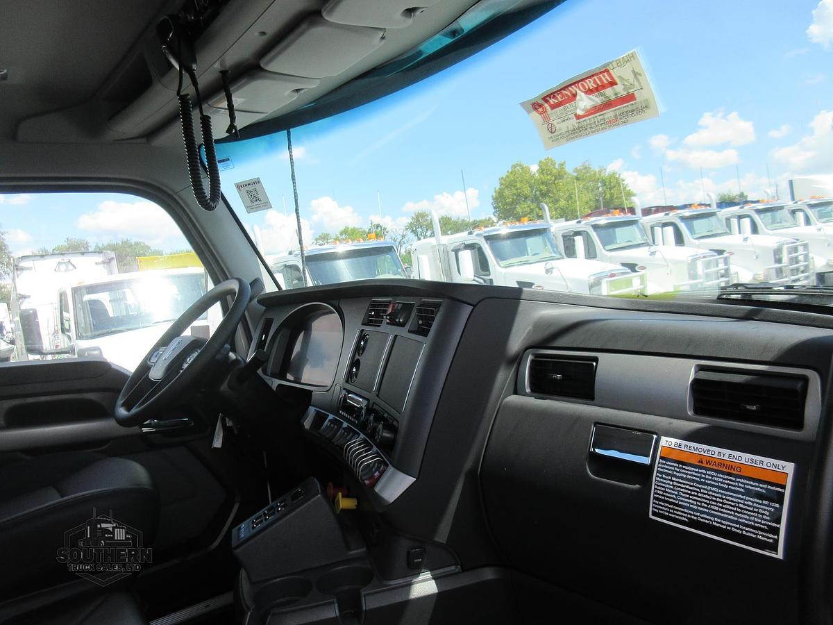 2025 KENWORTH T880