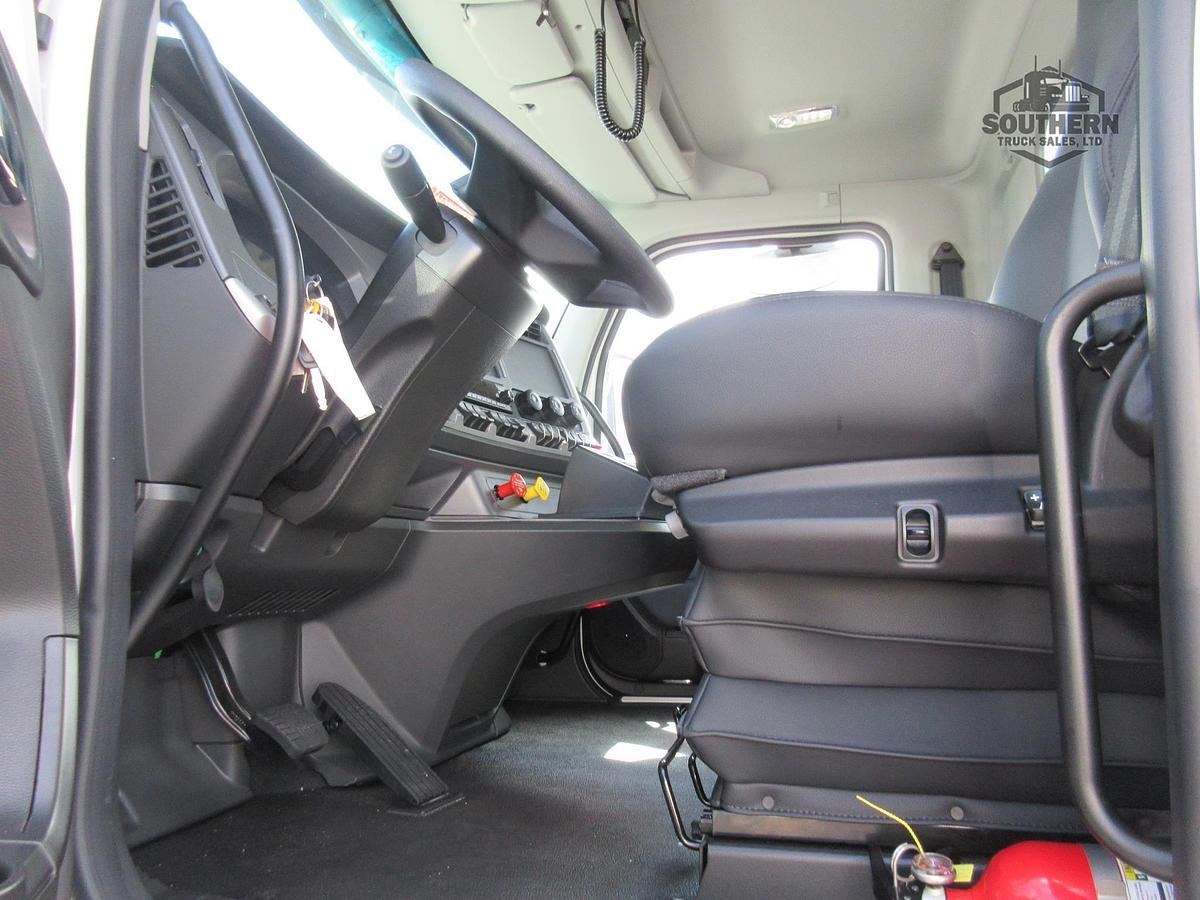2025 KENWORTH T880