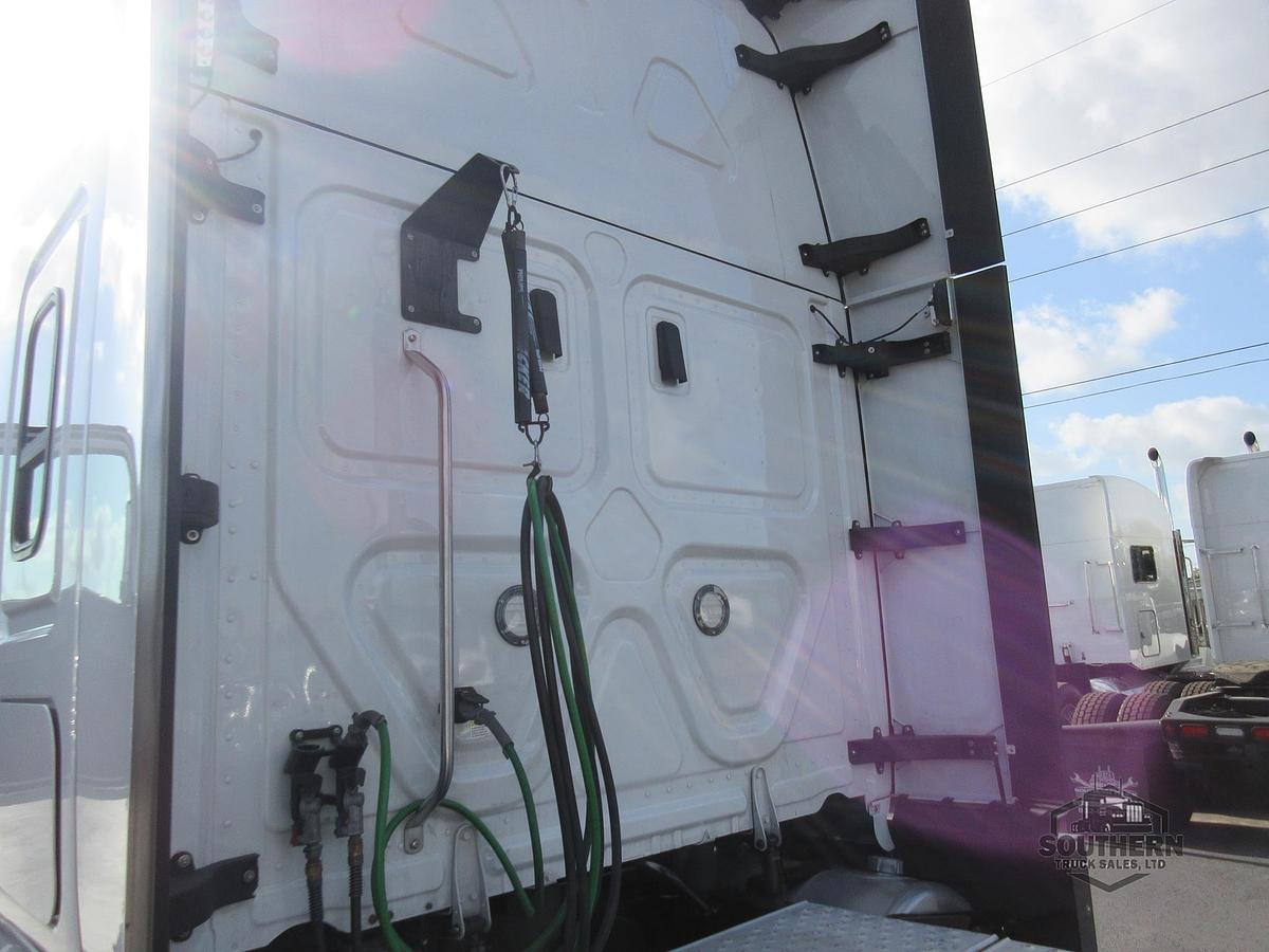 Used 2022 FREIGHTLINER CASCADIA 116