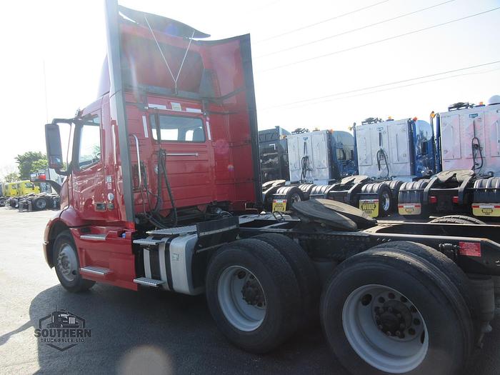 Used 2020 VOLVO VNR64T300