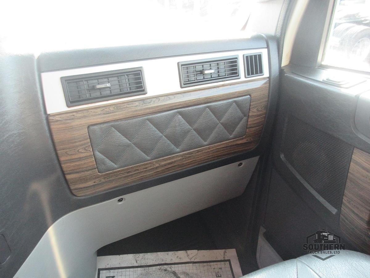 Used 2018 FREIGHTLINER 122SD