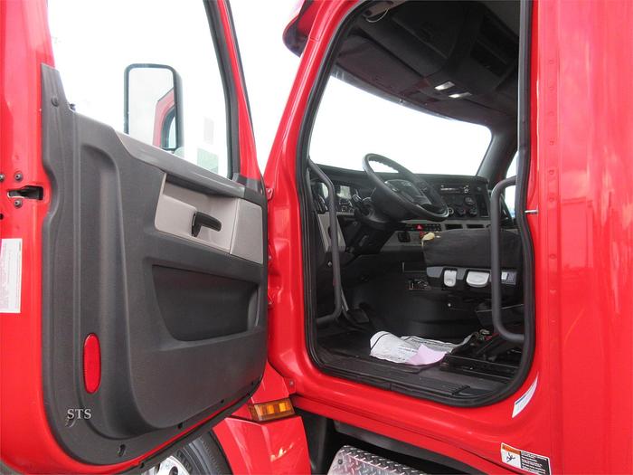 Used 2018 FREIGHTLINER CASCADIA 126