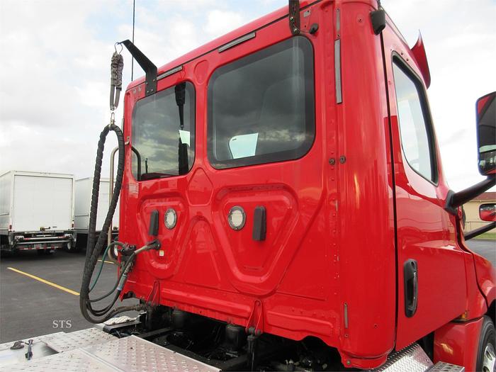 Used 2018 FREIGHTLINER CASCADIA 126