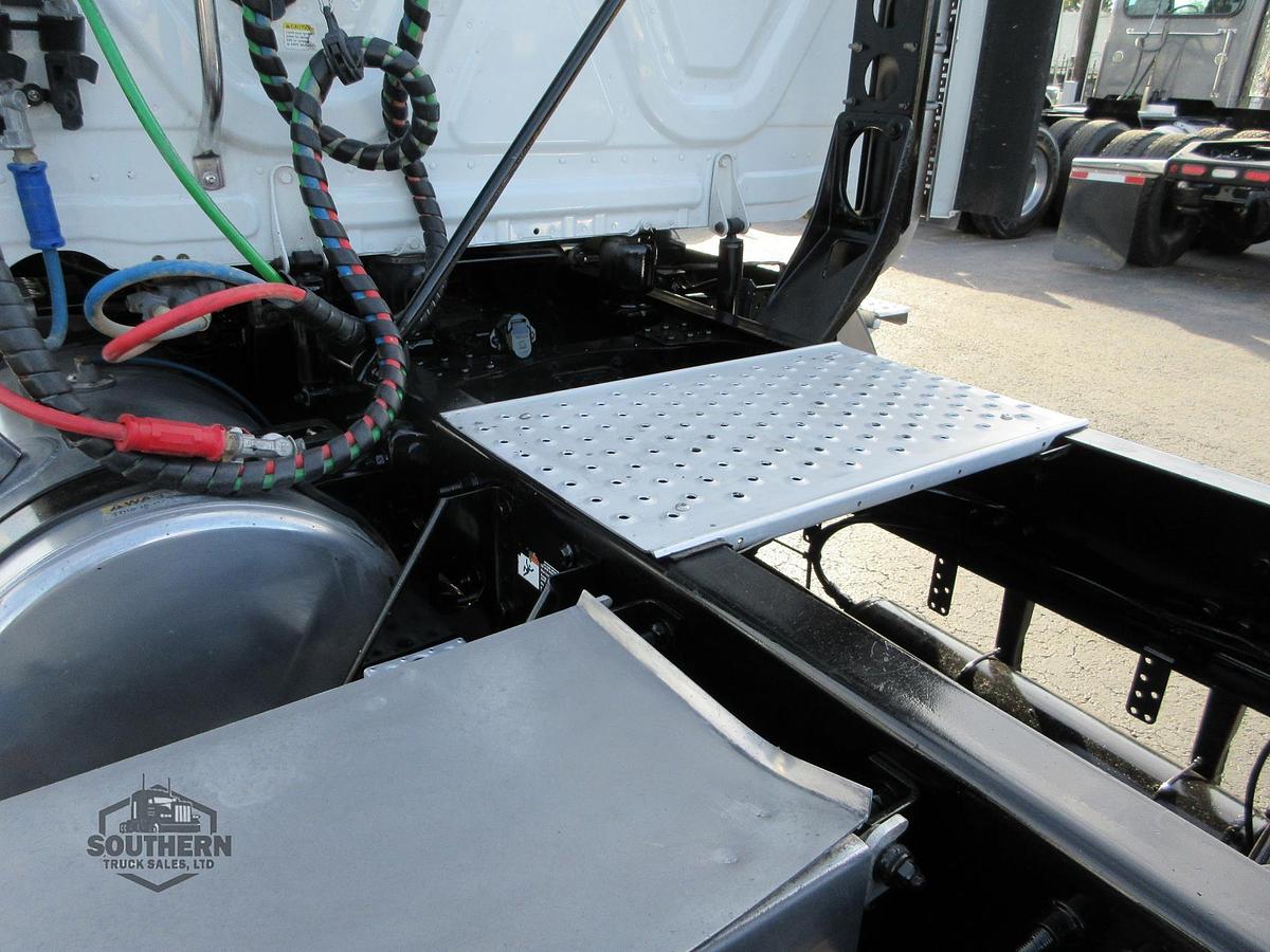 Used 2019 FREIGHTLINER CASCADIA 126