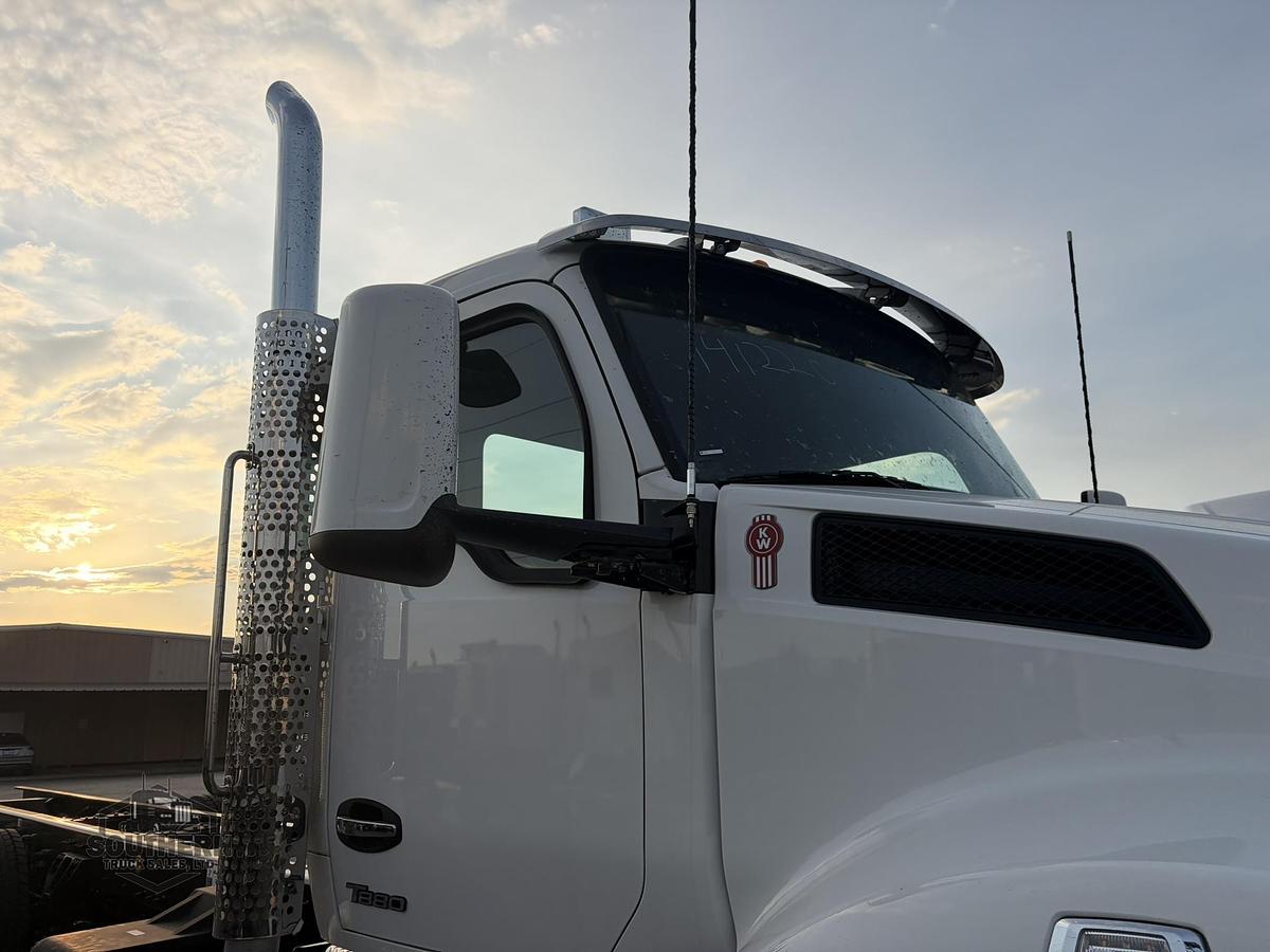 2025 KENWORTH T880