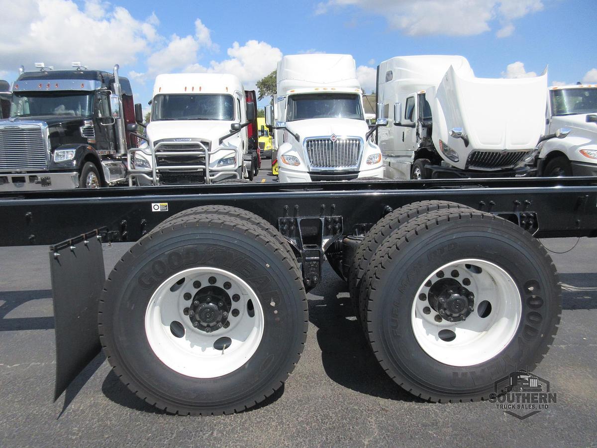 2025 KENWORTH T880