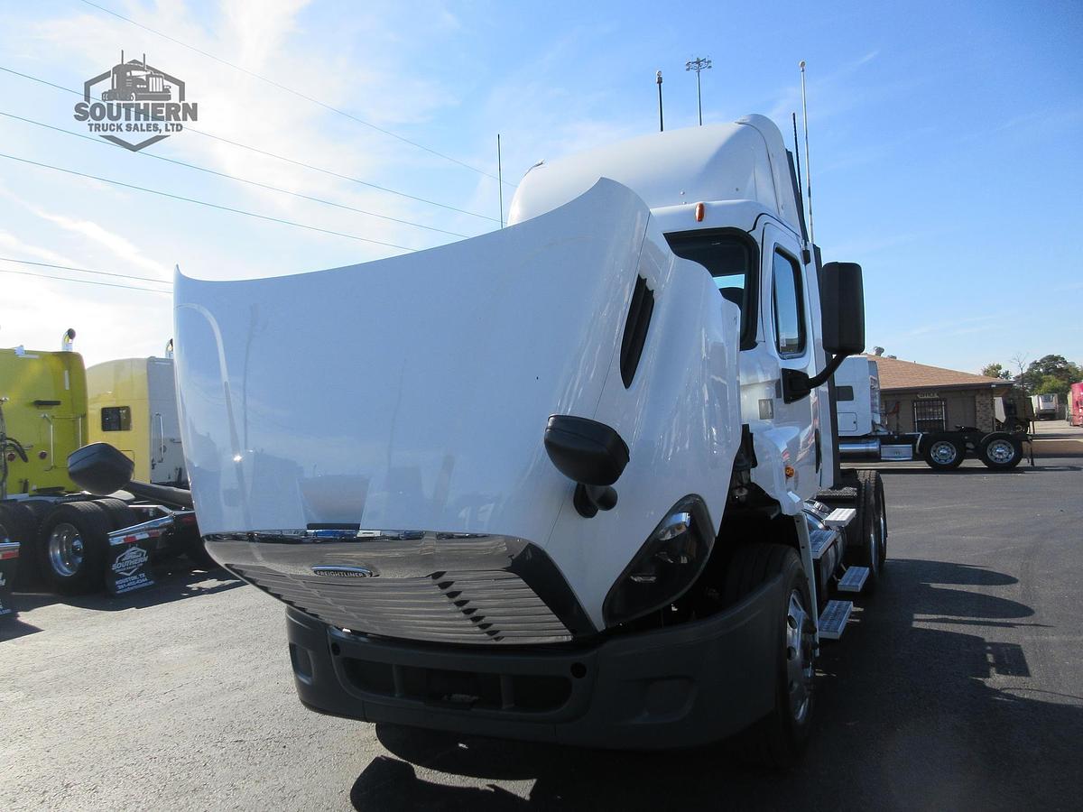 Used 2018 FREIGHTLINER CASCADIA 113