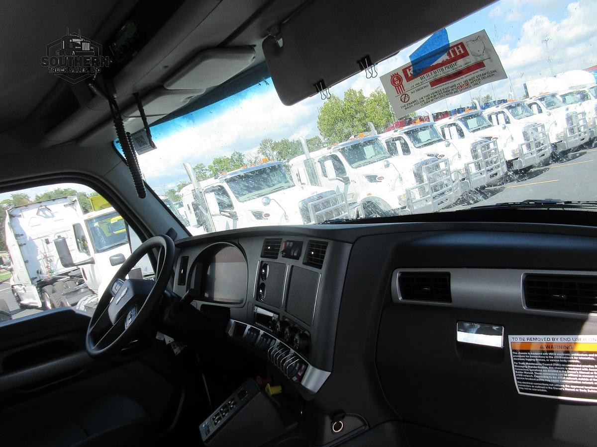 2025 KENWORTH T880