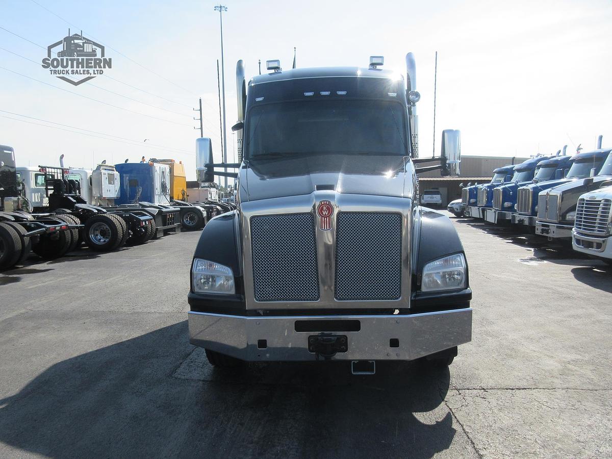 Used 2023 KENWORTH T880