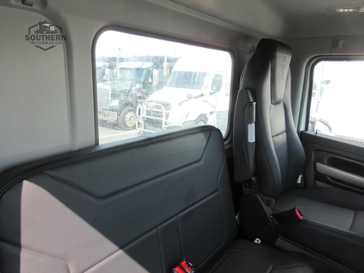 2025 KENWORTH T880