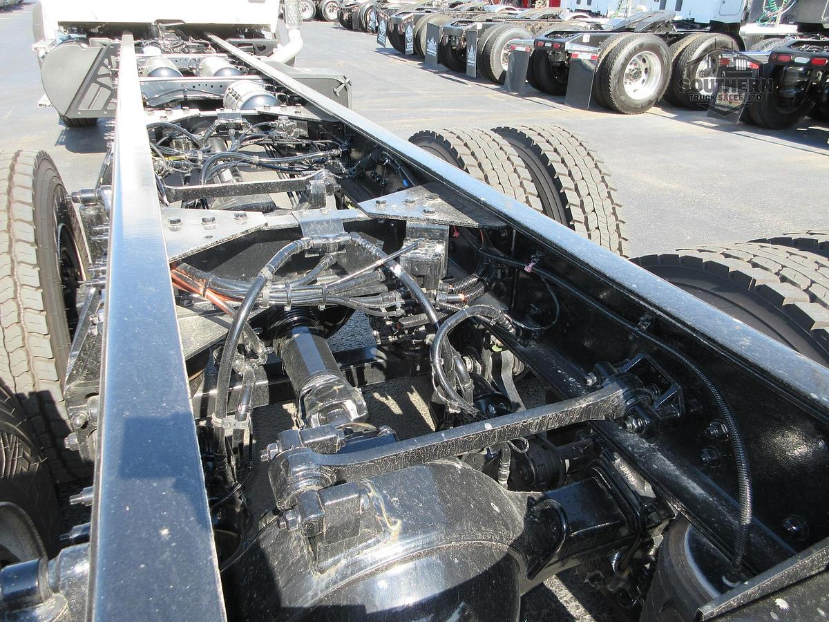 2025 KENWORTH T880