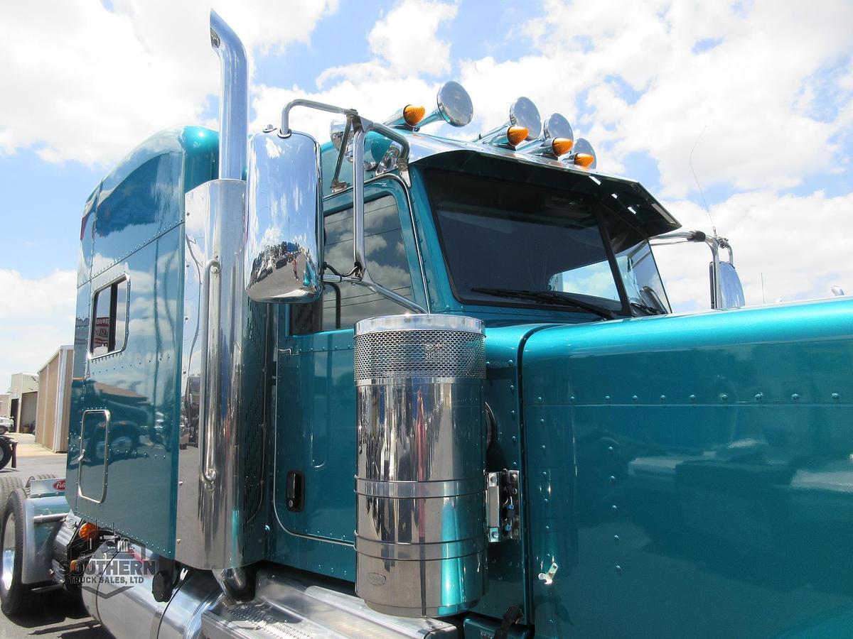 Used 2022 PETERBILT 389