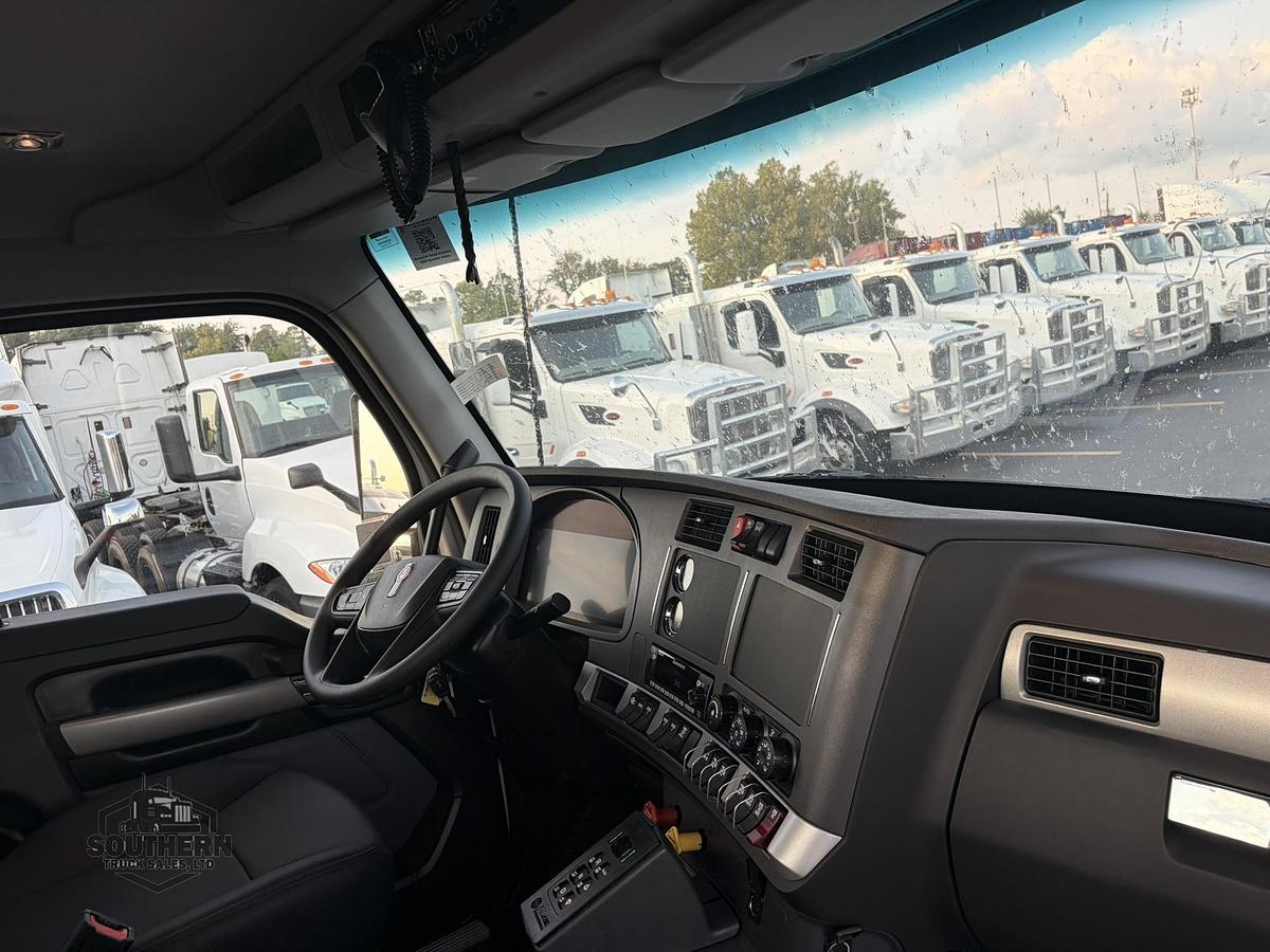2025 KENWORTH T880