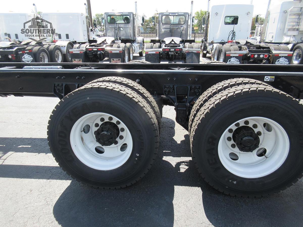 2025 KENWORTH T880