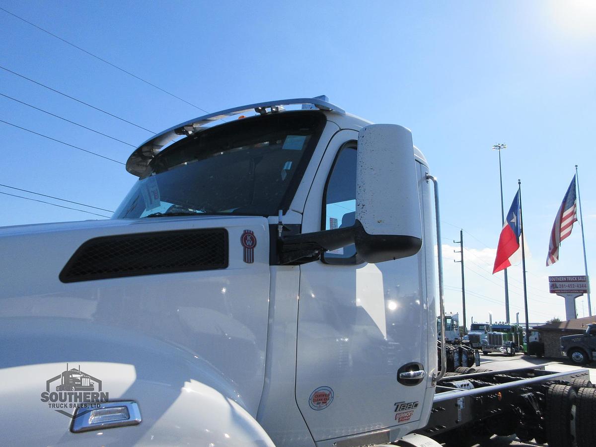 2025 KENWORTH T880