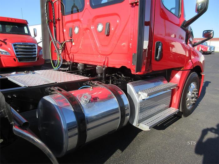 Used 2018 FREIGHTLINER CASCADIA 126
