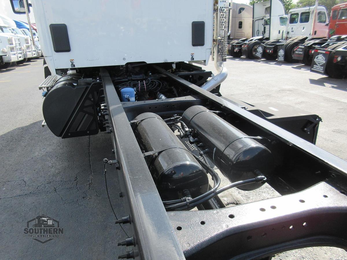 2025 KENWORTH T880