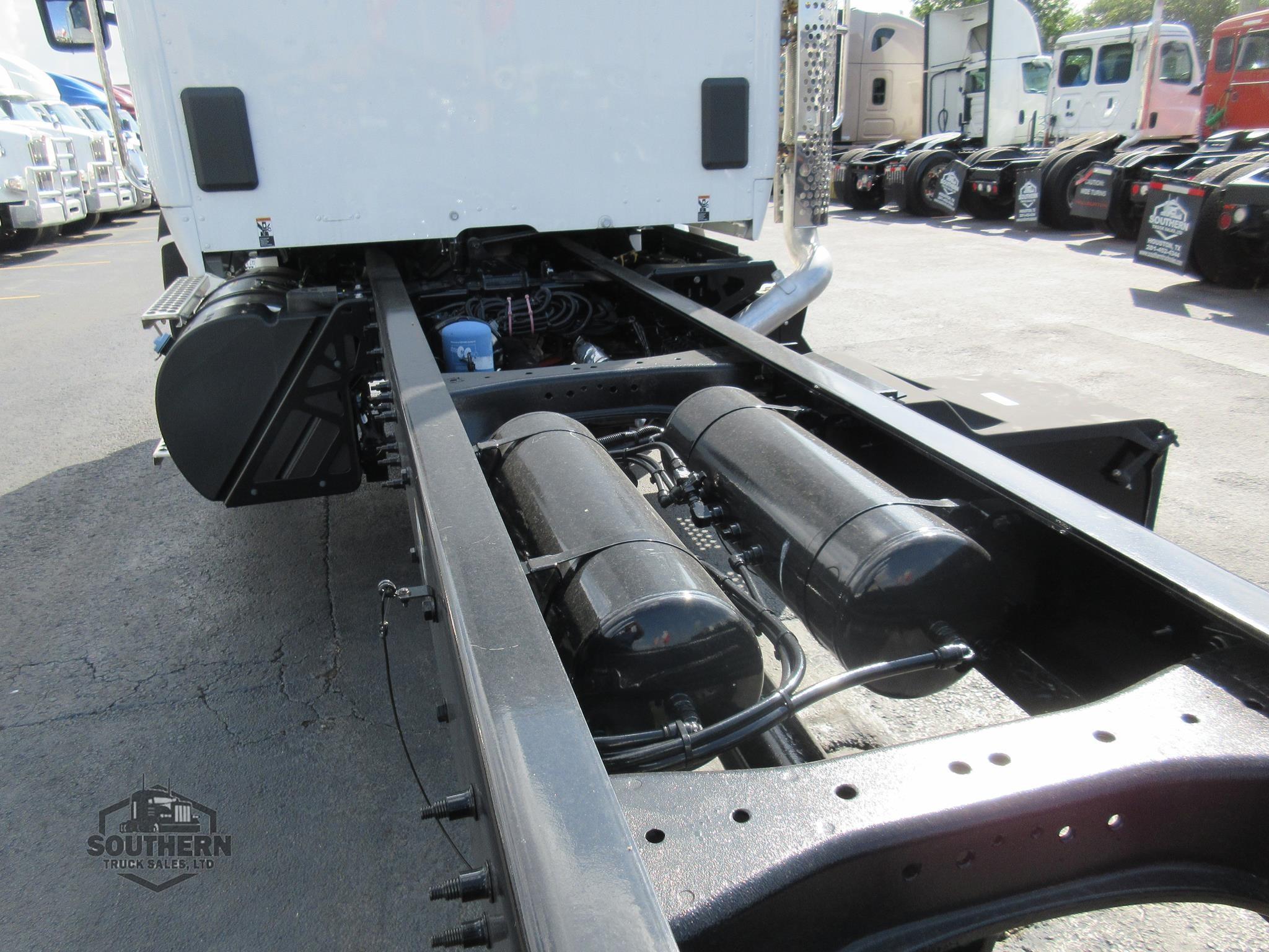 2025 KENWORTH T880