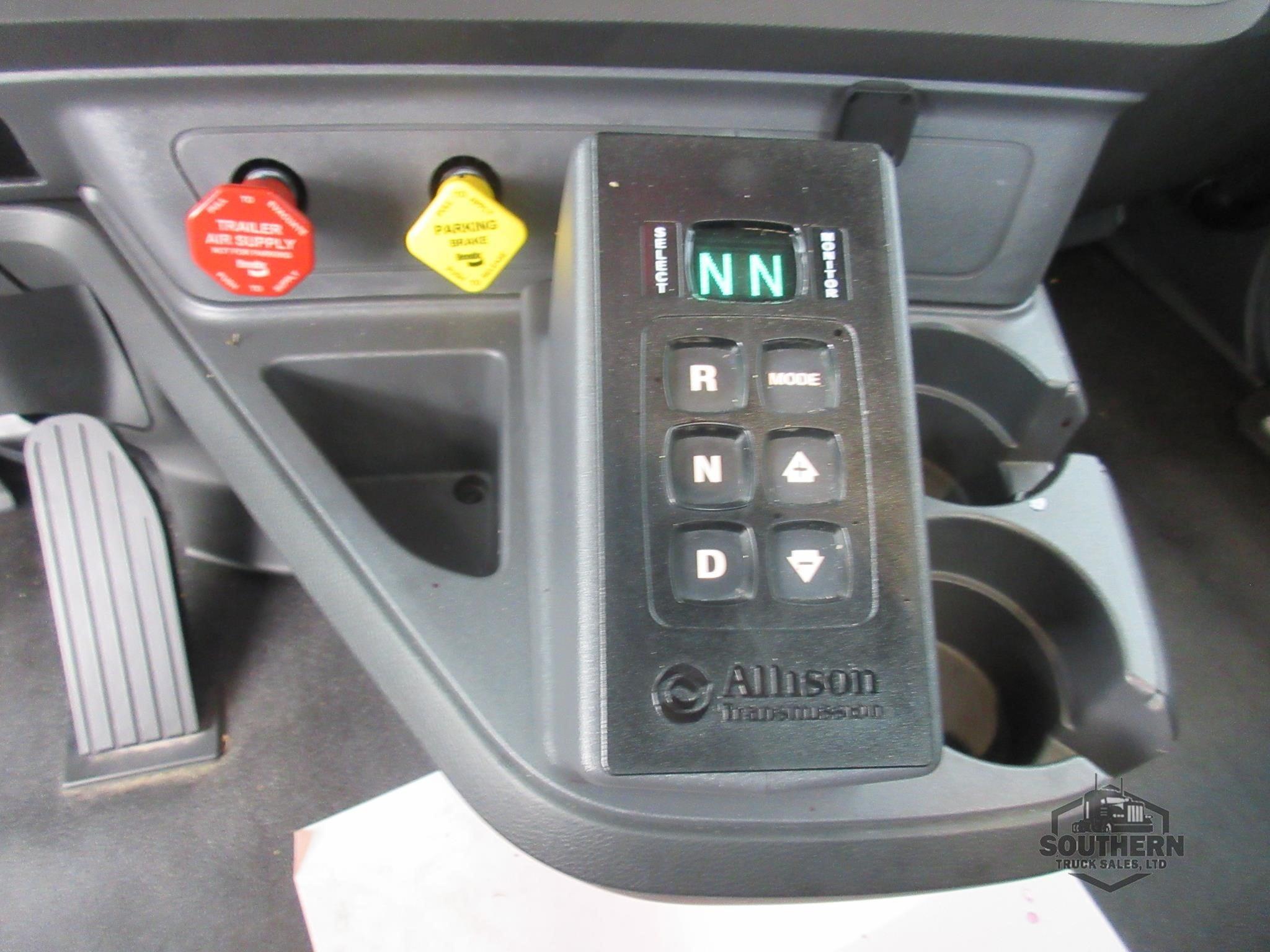 2025 KENWORTH T880