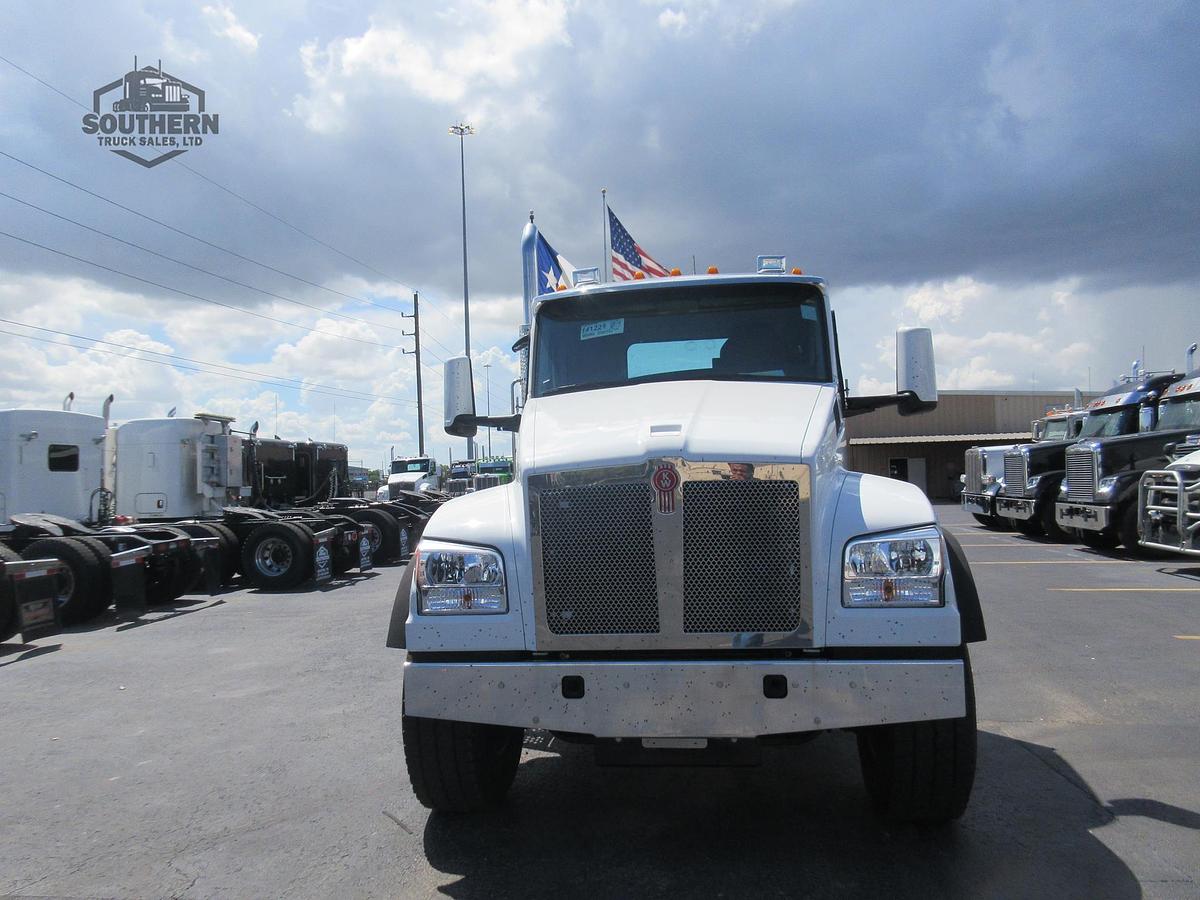 2025 KENWORTH T880