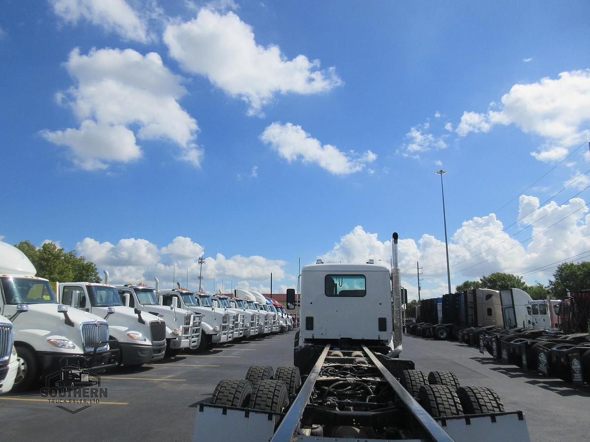 2025 KENWORTH T880