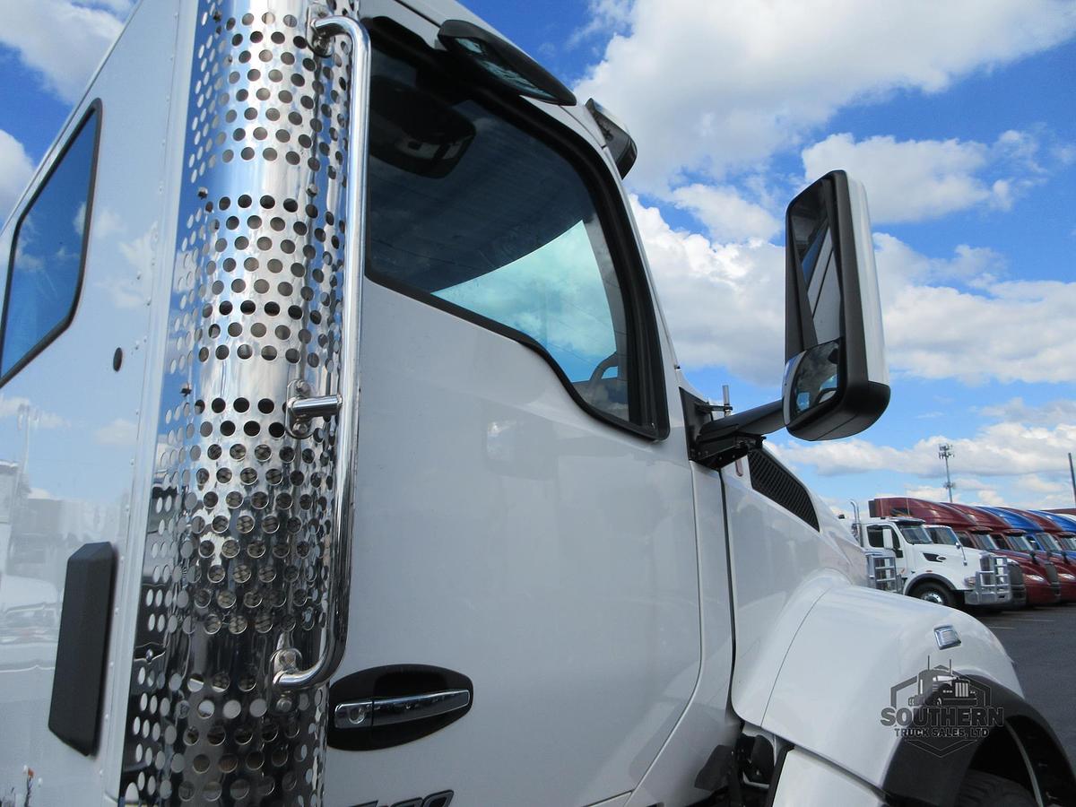 2025 KENWORTH T880