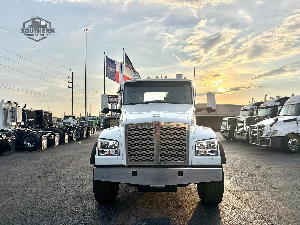 2025 KENWORTH T880