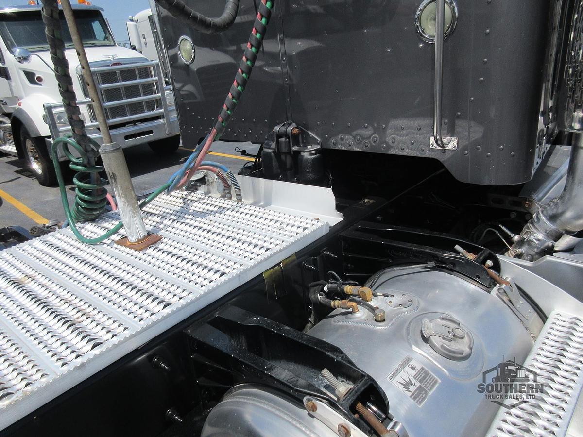 Used 2022 PETERBILT 389