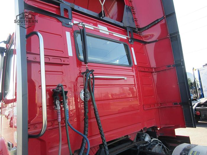 Used 2020 VOLVO VNR64T300