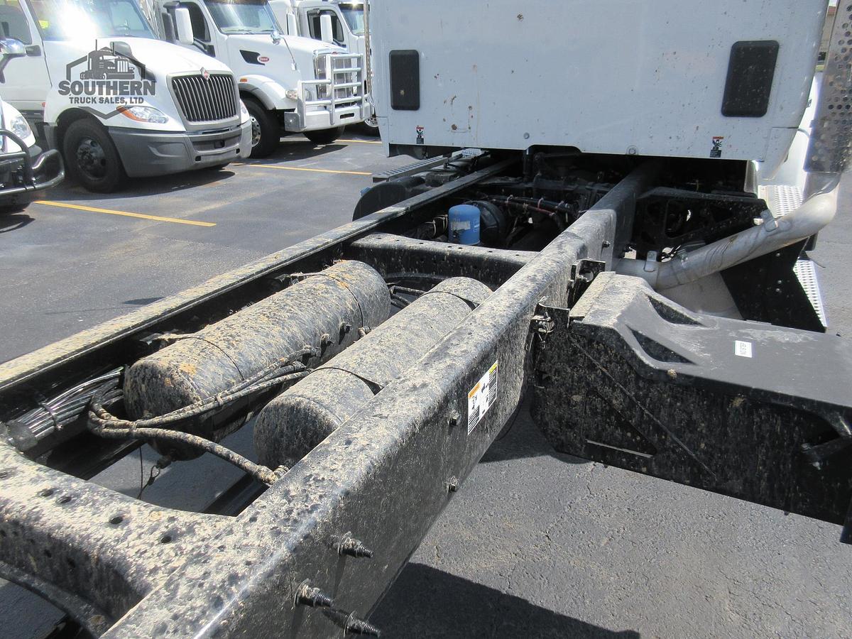 2025 KENWORTH T880