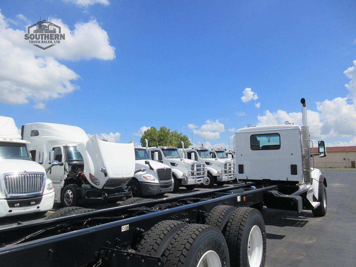2025 KENWORTH T880