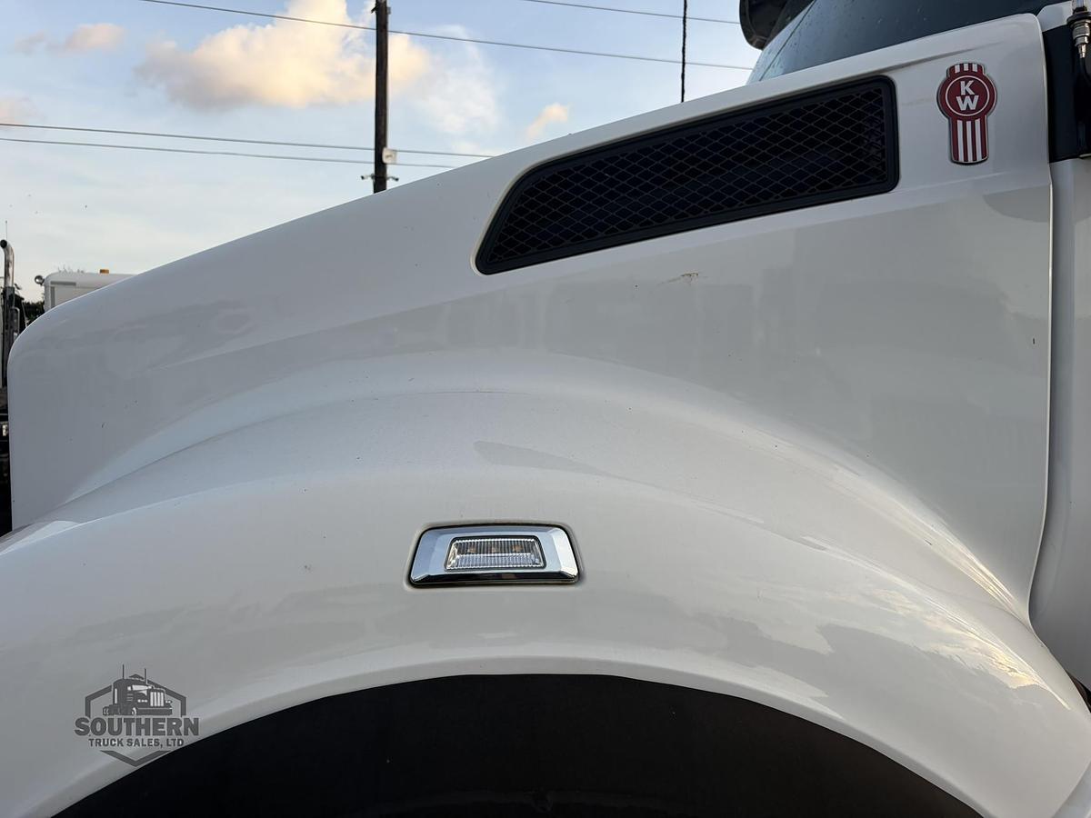 2025 KENWORTH T880
