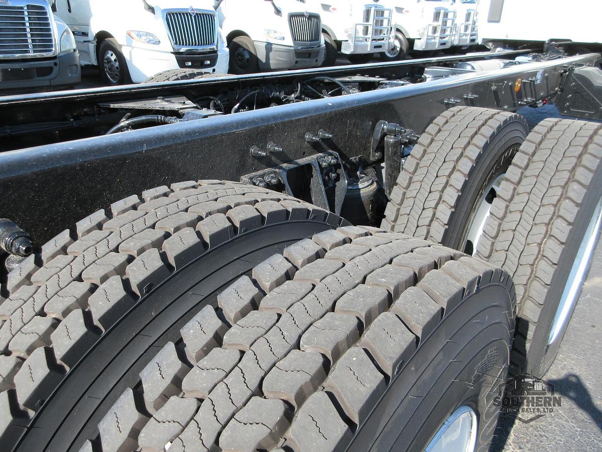 2025 KENWORTH T880