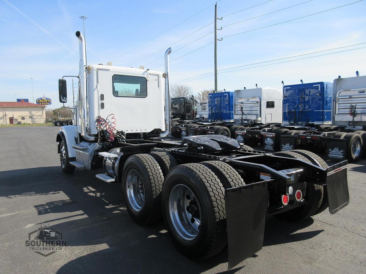 Used 2019 FREIGHTLINER 122SD