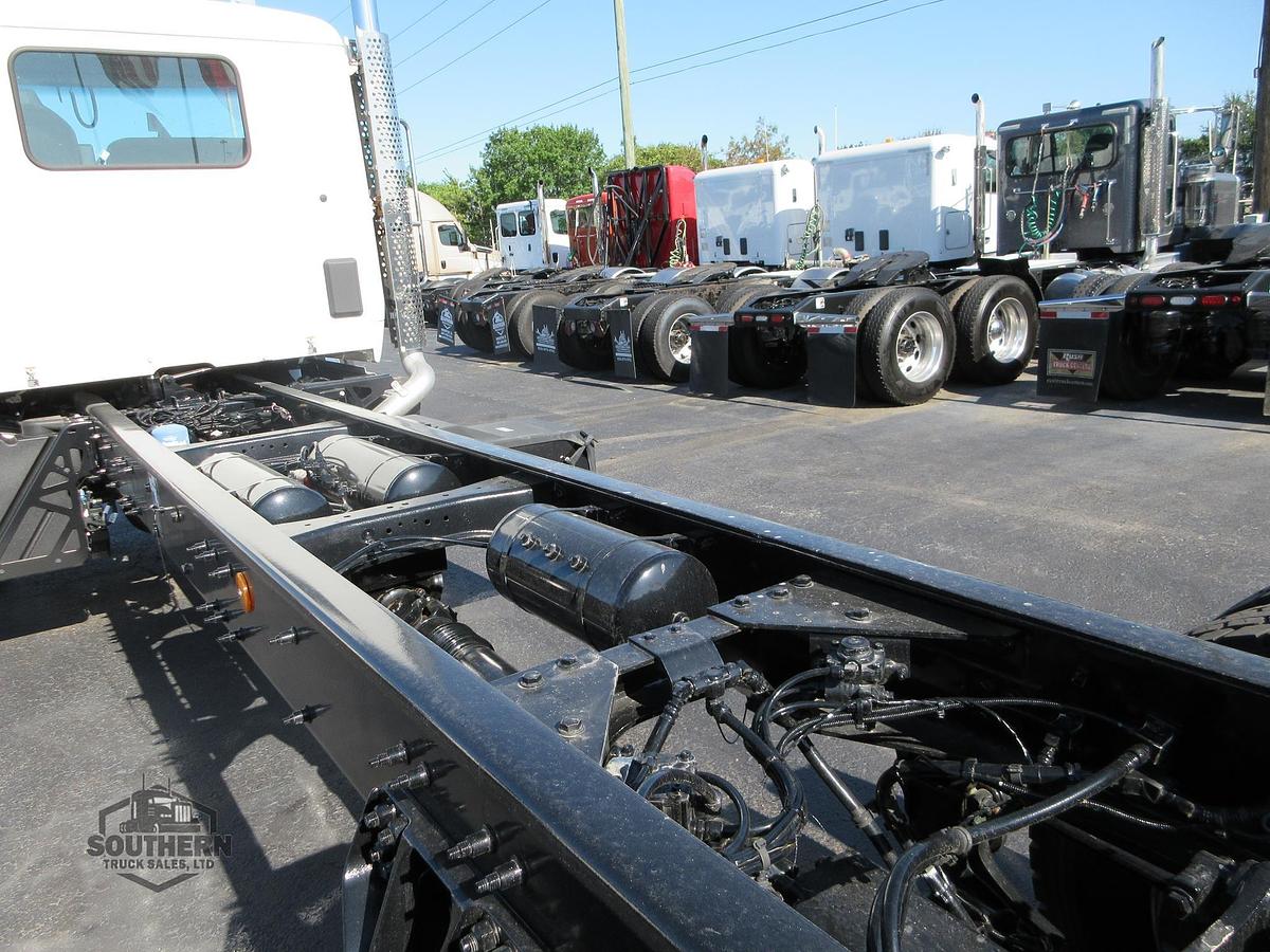 2025 KENWORTH T880
