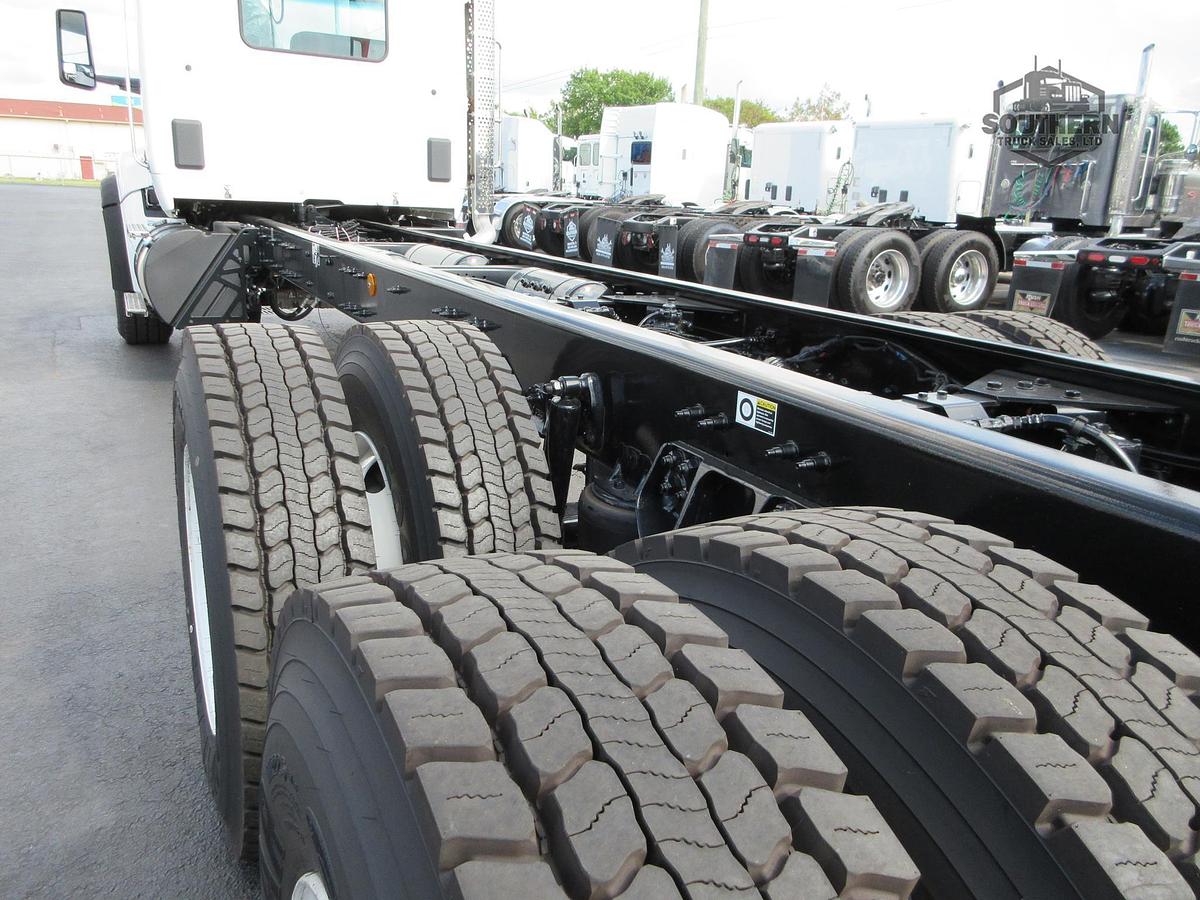 2025 KENWORTH T880