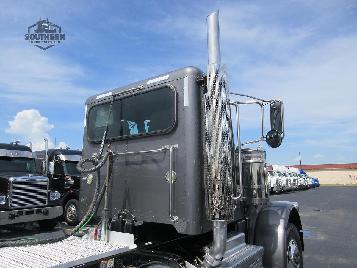 Used 2022 PETERBILT 389