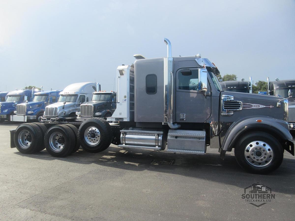 Used 2020 FREIGHTLINER 122SD