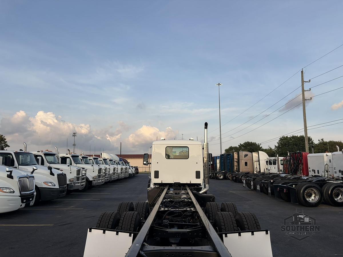 2025 KENWORTH T880