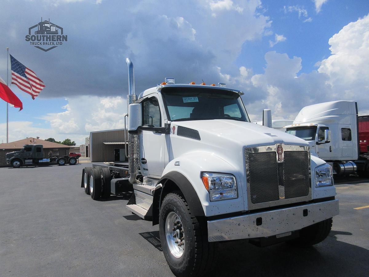 2025 KENWORTH T880