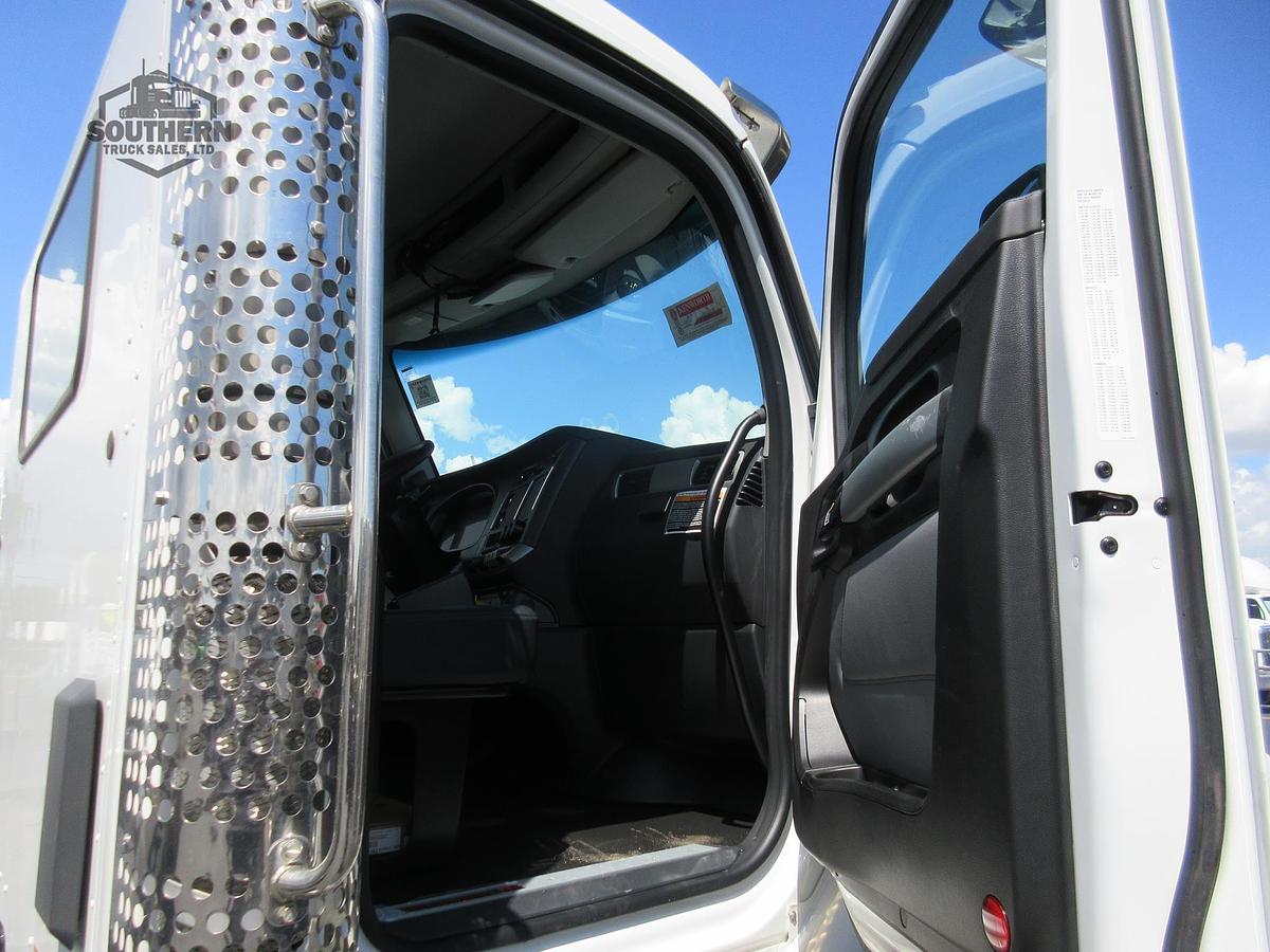 2025 KENWORTH T880