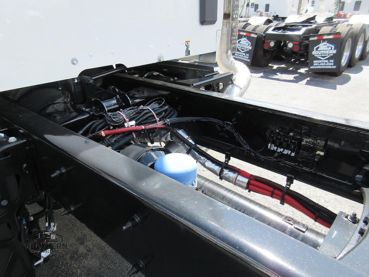 2025 KENWORTH T880