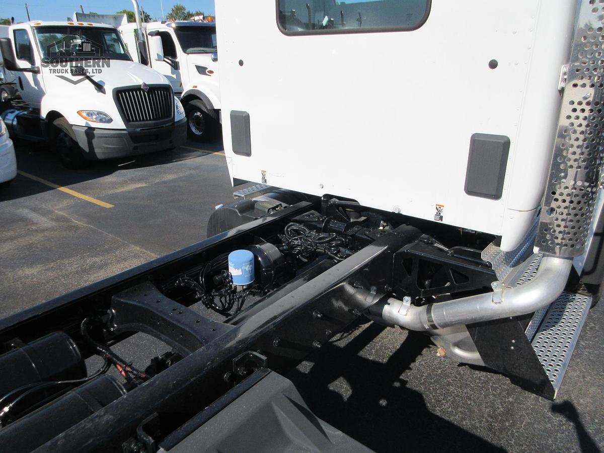 2025 KENWORTH T880
