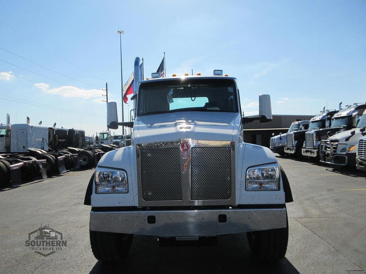 2025 KENWORTH T880
