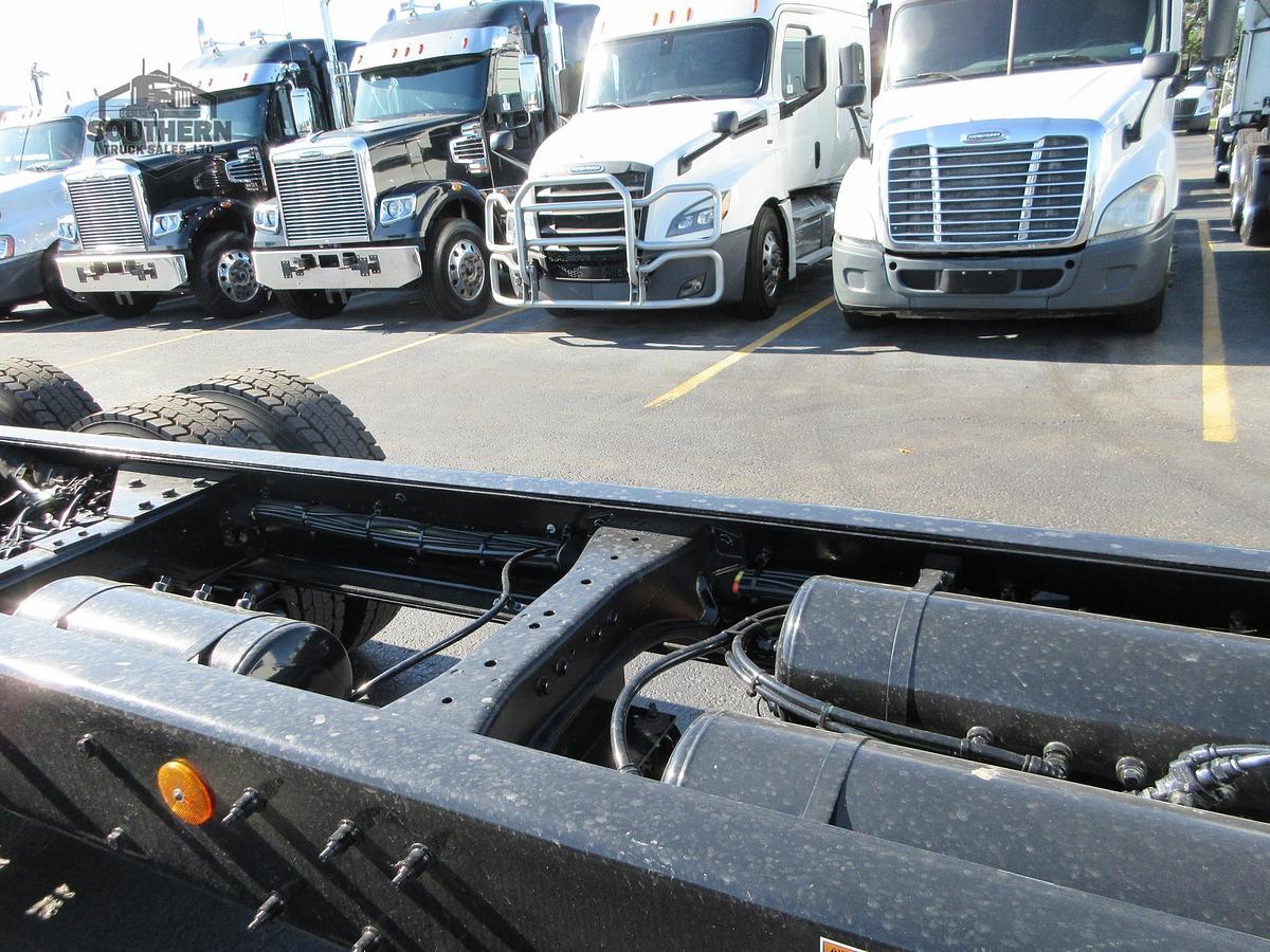 2025 KENWORTH T880