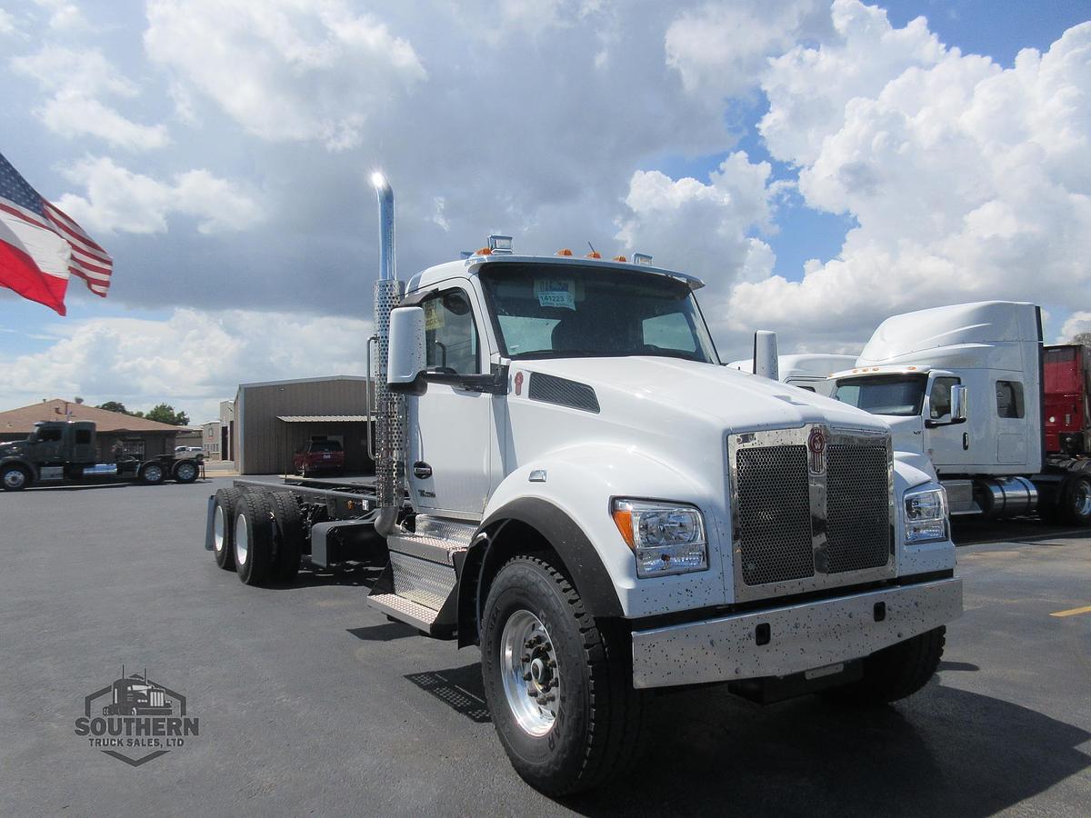 2025 KENWORTH T880