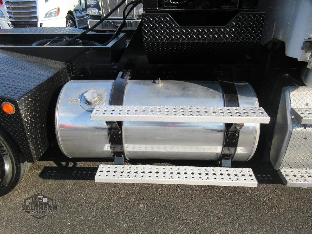 Used 2018 FREIGHTLINER 122SD