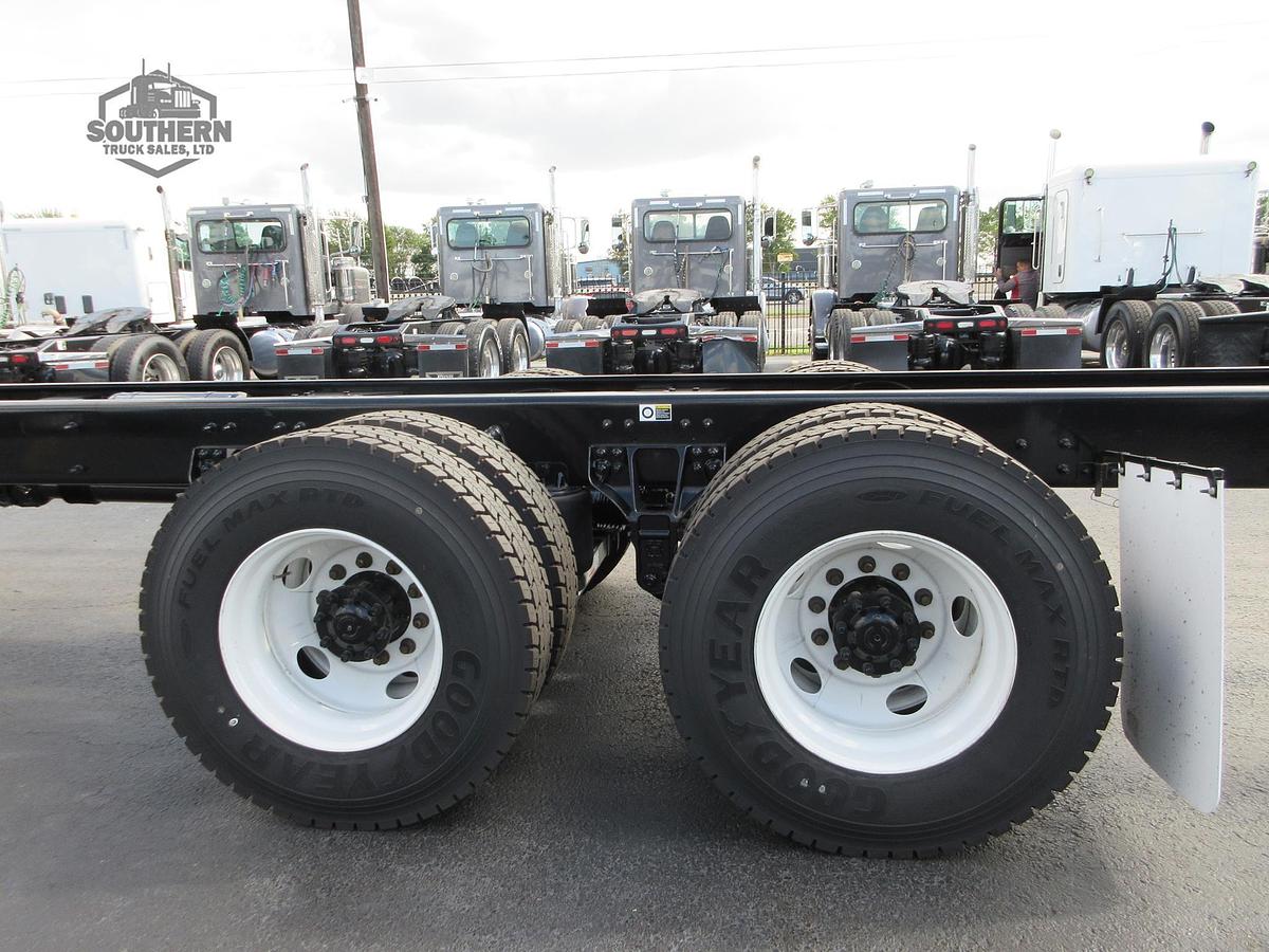 2025 KENWORTH T880