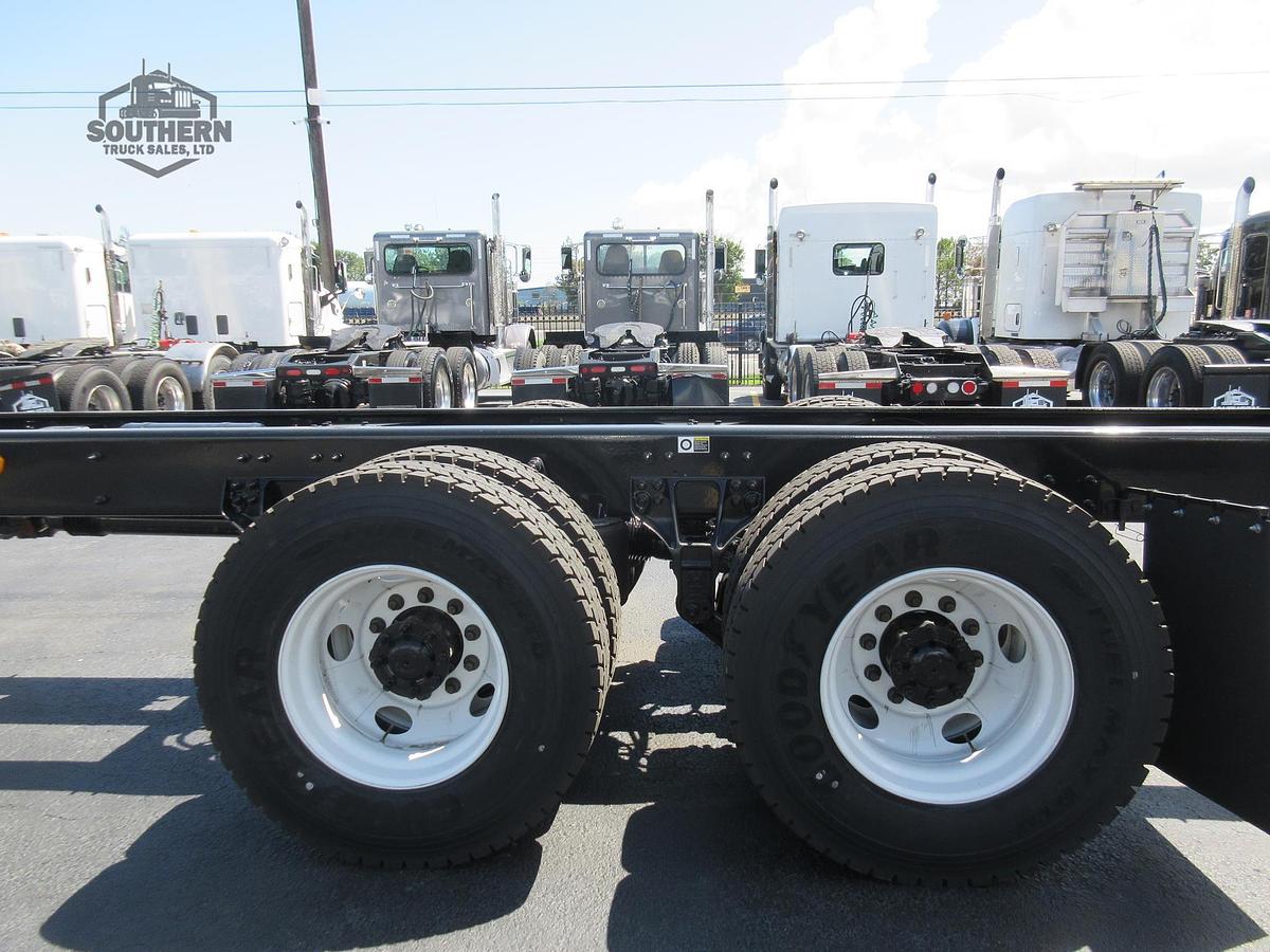 2025 KENWORTH T880