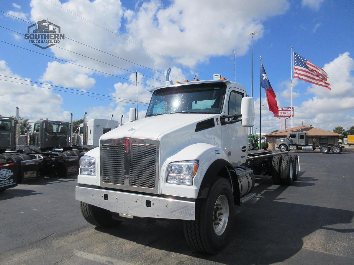 2025 KENWORTH T880